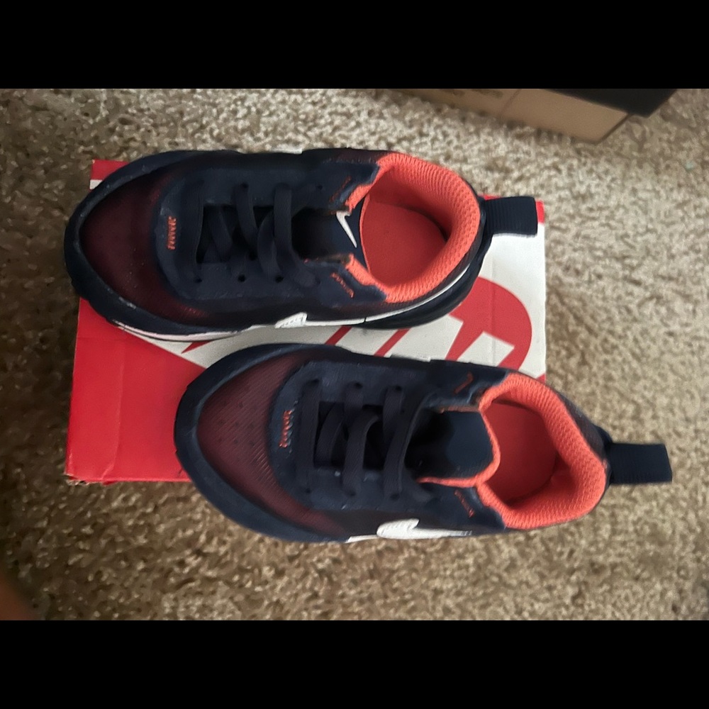Kids Nikes size 5